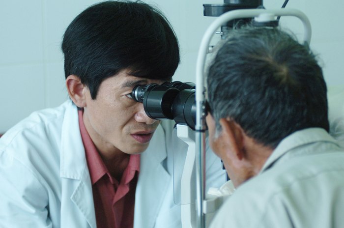 BS Nguyễn Thanh Triết đang kiểm tra thị lực bệnh nhân